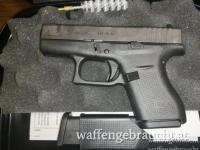 Glock 42 im Kaliber .380 ACP mit zweitem Magazin, Ladehilfe, Putzzeug und Transportkoffer