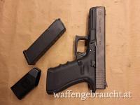 Glock 17 Gen 4 - 9 x 19 mm mit Magazin und fluroszierenden Objekt